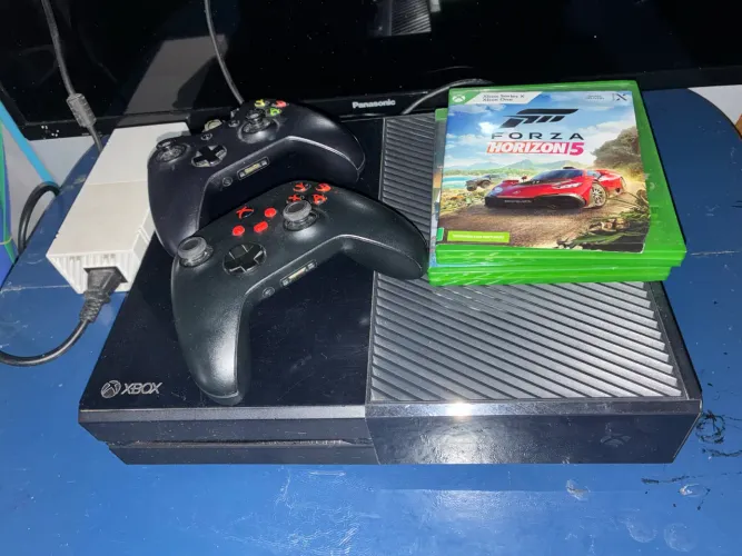 Vende-se XBox One com 2 controles e 2 jogos