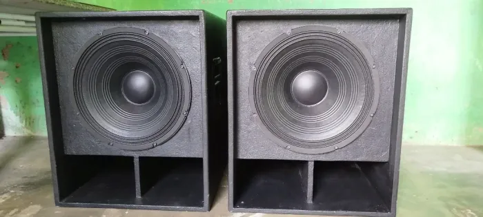 Par de caixas sub-woofer (mini scoop) profissional WPU1509