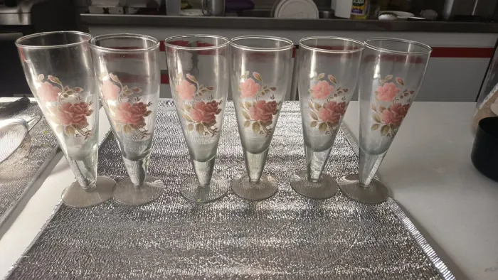 Conjunto de taças de vidro para bebidas contém seis unidades 