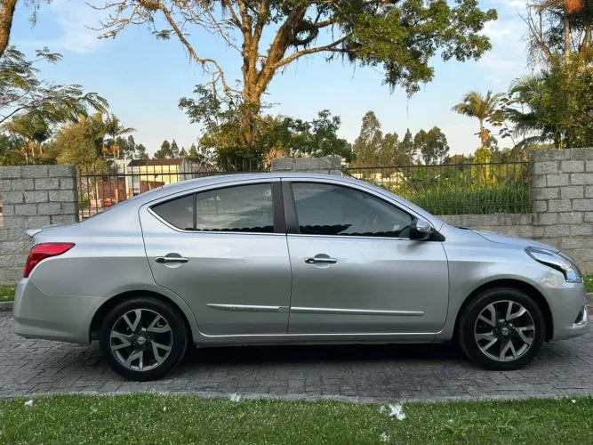 Nissan Versa Unique 1.6 16V Flexstart 4P Aut. 2017
