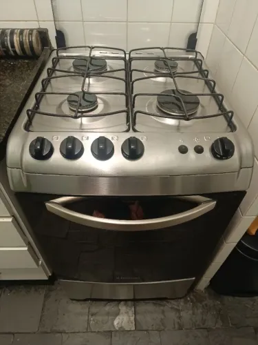 Fogão 4 Bocas Electrolux Inox 52SX - Forno Grande de 70L e Corta-Gás (Excelente Estado!)