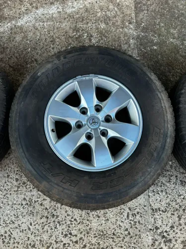 Vende-se Roda original com Pneu Aro 16 da Hilux 2015