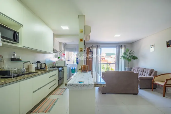 Apartamento com 3 dormitórios (1 Suíte), 2 vagas de garagem no Sul da Ilha na Praia dos Aç