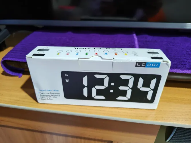 Relógio digital de mesa