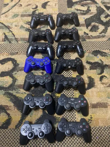 Lote de controles de ps3 e ps4, alguns originais, para concerto ou retirada de peças