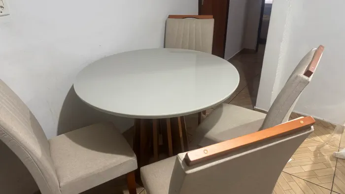 Mesa com tampa de vidro e 4 cadeiras