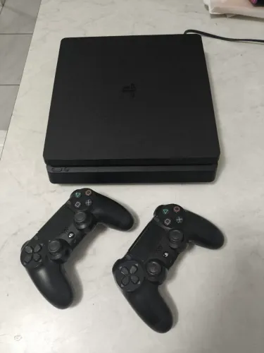 PS4 slim 1T com 2 controles