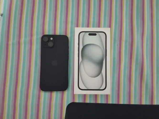 IPhone 15 ( 128 GB) (Saúde da Bateria: 95%) em ótimas condições com capinha + carregador.