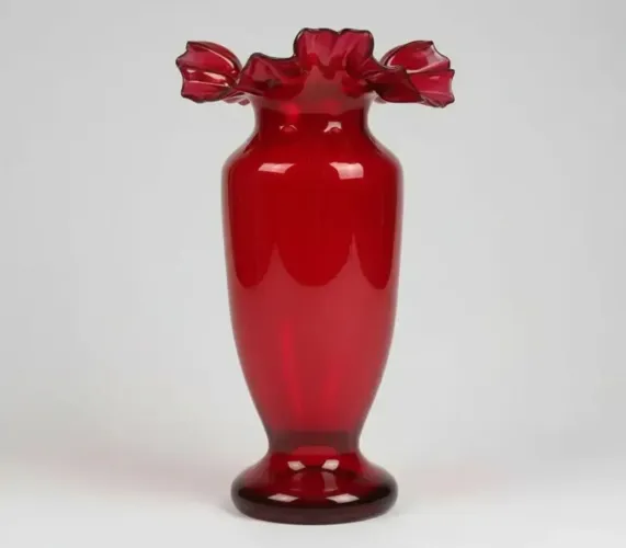 ANTIGO VASO CRISTAL TRANSLÚCIDO NA COR VERMELHA- BORDA TIOTADA- ANOS 40