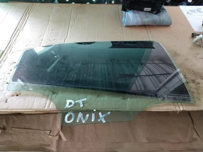 Vidro traseiro direito Onix