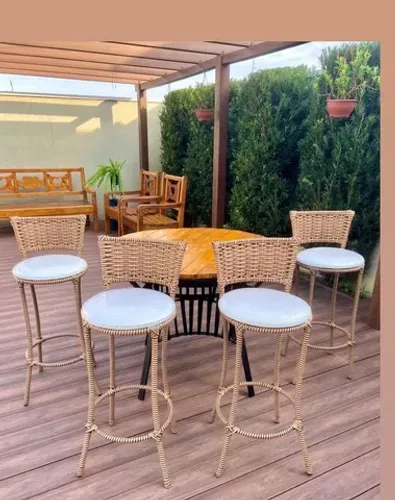 Banqueta com encosto largo.
