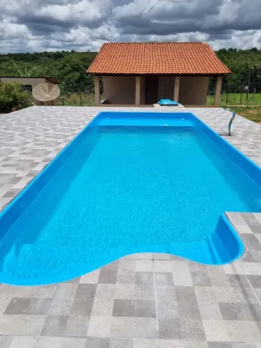 Ana: Piscina grande de 8 metros com praia e escadas de onda
