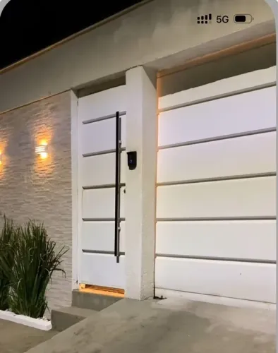 Portões em chapa reforçada com social para garagem.