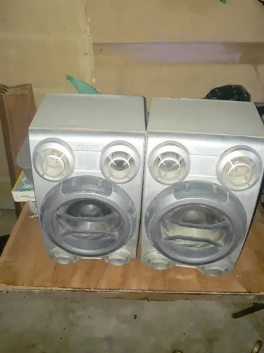 Duas caixas de som