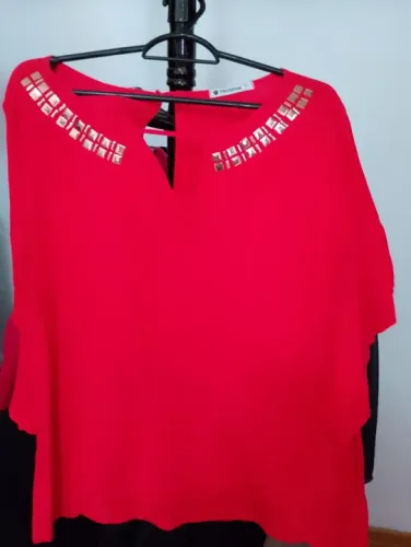 Blusa feminina vermelha com detalhes em dourado. NOVINHA DE EXCELENTE QUALIDADE E ESTADO