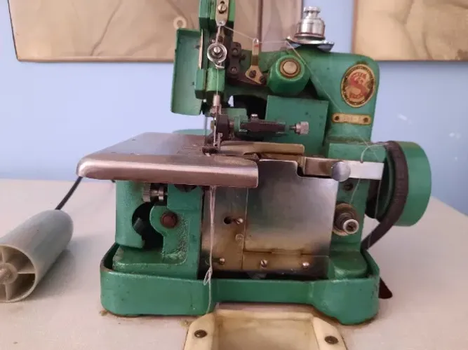 Maquina Overlock Singer antiga