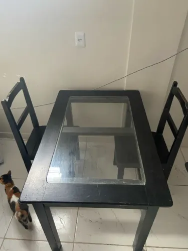 Mesa de jantar com tampo de vidro e 2 cadeiras