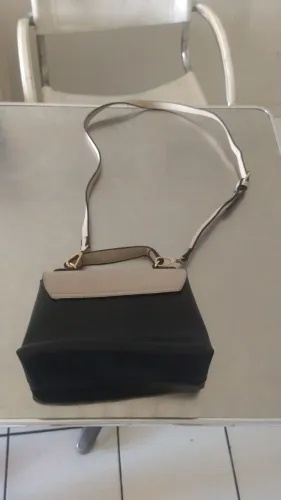 Bolsa de Ombro Elegante com Detalhes em Bege