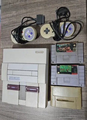 Super Nintendo com jogos e 2 controles originais