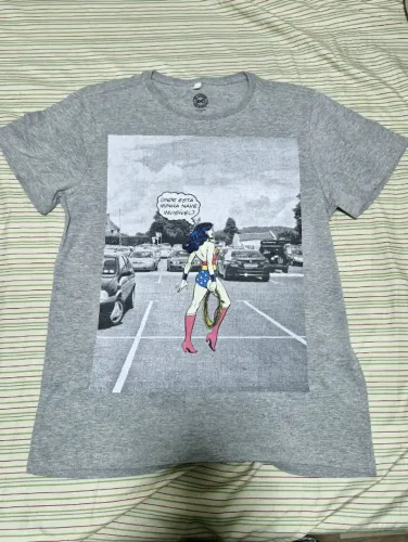 Camisa cinza da Mulher Maravilha