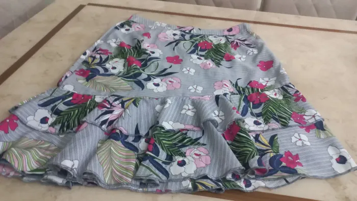 Saia floral com babados