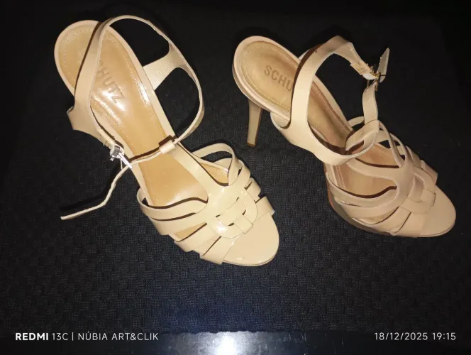 Schutz Sandália Salto fino bege