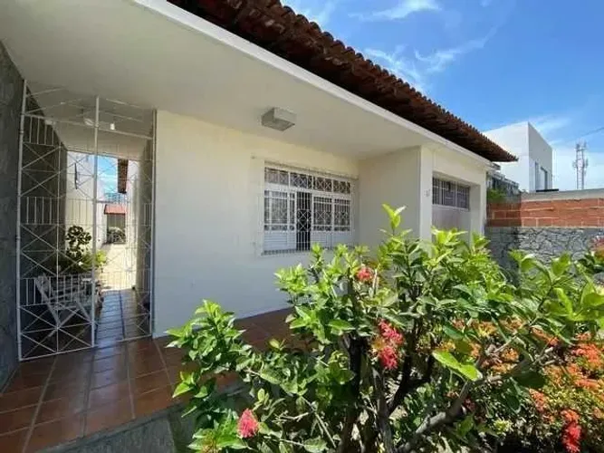 < Casa na Treze de Julho