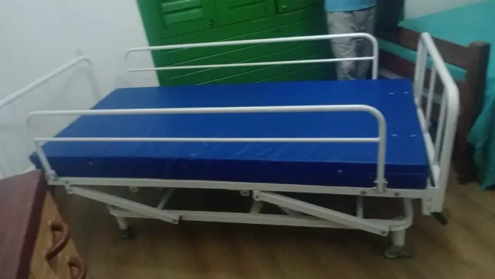 Aluguel de cama hospitalar com 2 manivelas