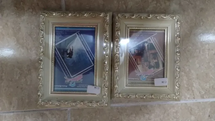 2 Porta-Retratos Novos Decorativos com Moldura Dourada