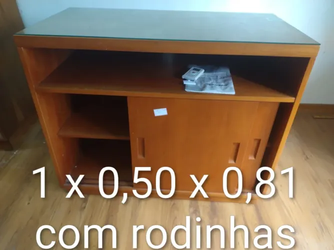 Rack em madeira com rodinhas 
