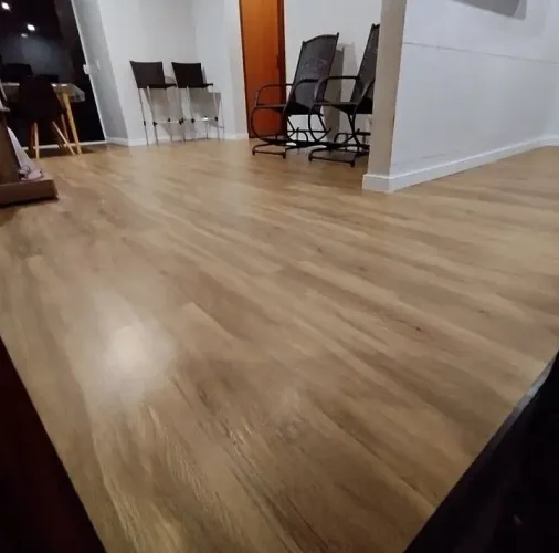 Piso vinílico, piso laminado e rodapé 