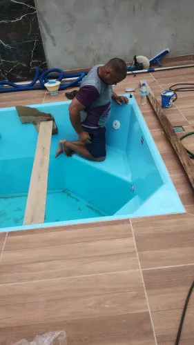 Manutenção, reparos, pintura e instalação de piscinas de fibra
