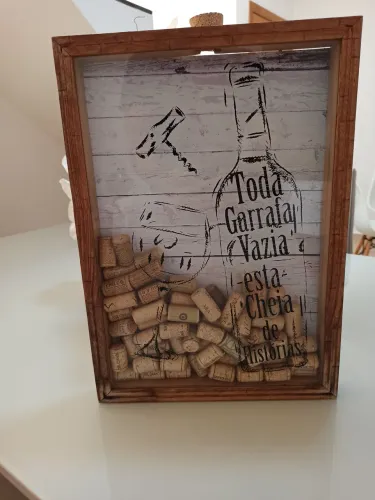 Quadro Decorativo com Rolhas de Vinho