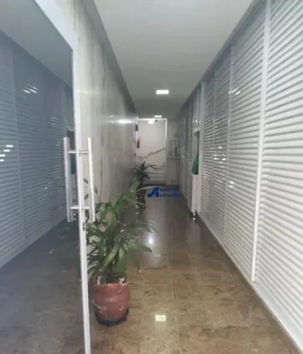 Vendo uma kit, reformada, com 30 m2, de frente, 1º andar  estilo studio. Imóvel isento de 