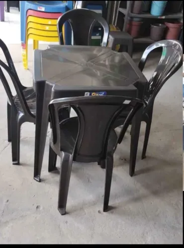 Conjunto de Mesa com 4 Cadeiras Plásticas