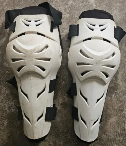 PAR JOELHEIRA VEMAR ARTICULADA MTB MOTO TAMANHO ÚNICO ADULTO BRANCO