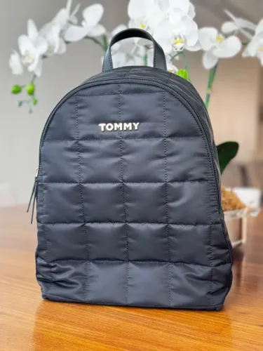 Mochila tommy hilfiger preta matelassê nylon