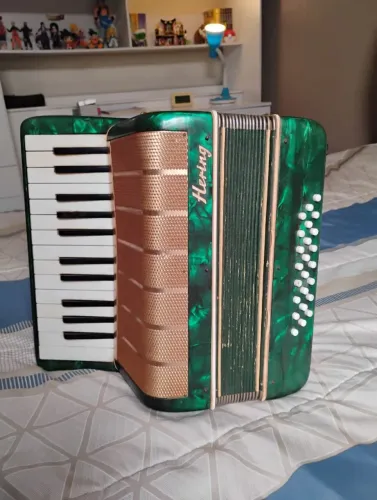 Acordeon  marca Hering 