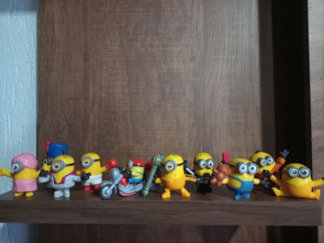 10 bonecos miniaturas Minions usados na condicao