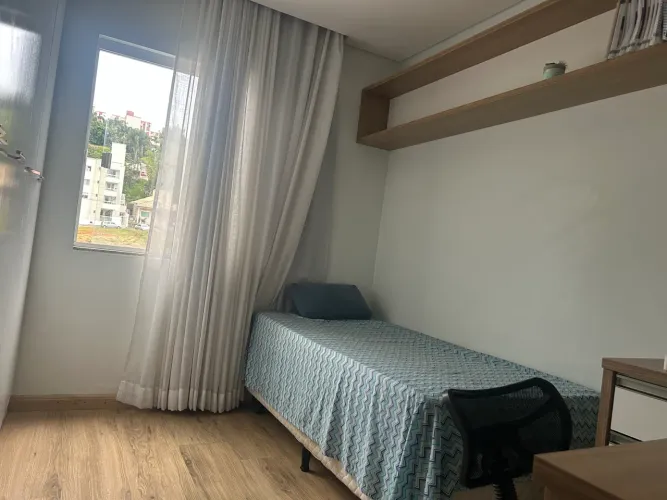 ALUGO DORMITÓRIO EM APTO SEMI-MOBILIADO