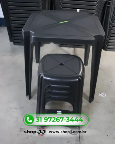 JOGO COM 1 MESA E 4 BANQUETAS JR