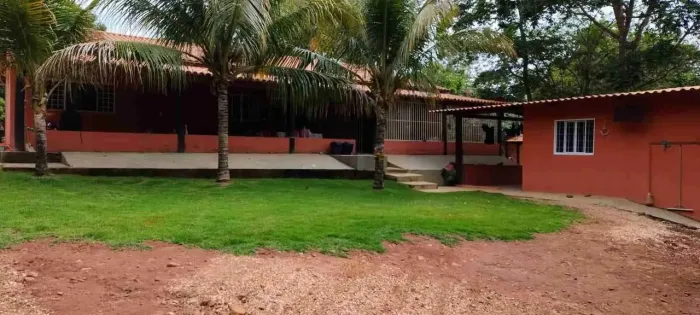 Paraíso à Beira do Lago Serra da Mesa, Linda Chácara Porteira Fechada são 8400m² com Porto