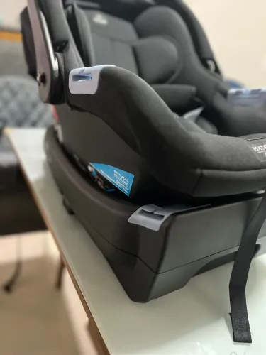 Bebê conforto e base isofix burigotto
