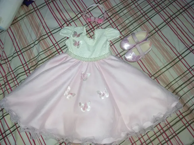 Kit  1 Vestido ,sapatos e 1 tiara de borboletas.