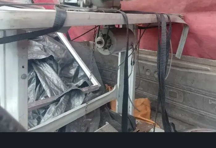 Mesa bancada para máquina de costura