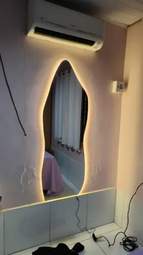 Espelho com iluminação LED personalizada