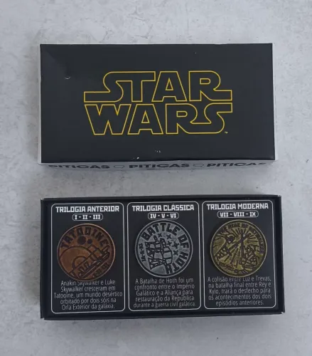 Três moedas colecionáveis de Star Wars - representando uma das trilogias da saga.