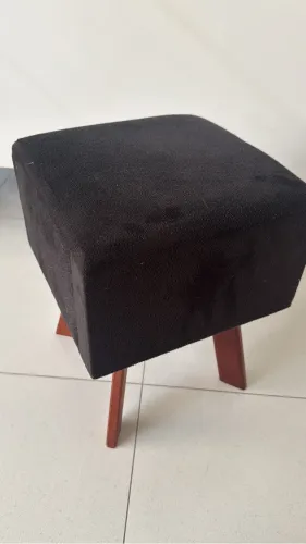 Puf estofado preto