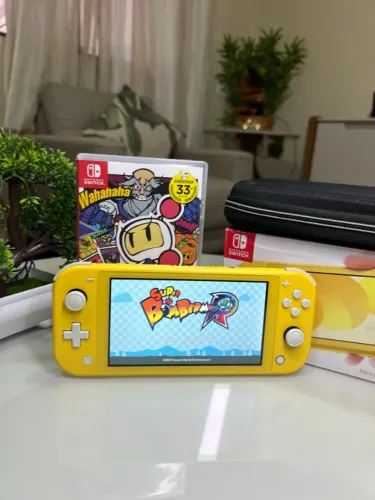 Nintendo Switch Lite Amarelo com Caixa, Case e Jogo Super Bomberman R