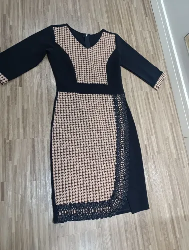 Vestido preto com rosa manga 3/4